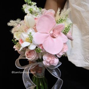 Hoa cưới hoa hồng mix lan kèm tulip tông trắng hồng
