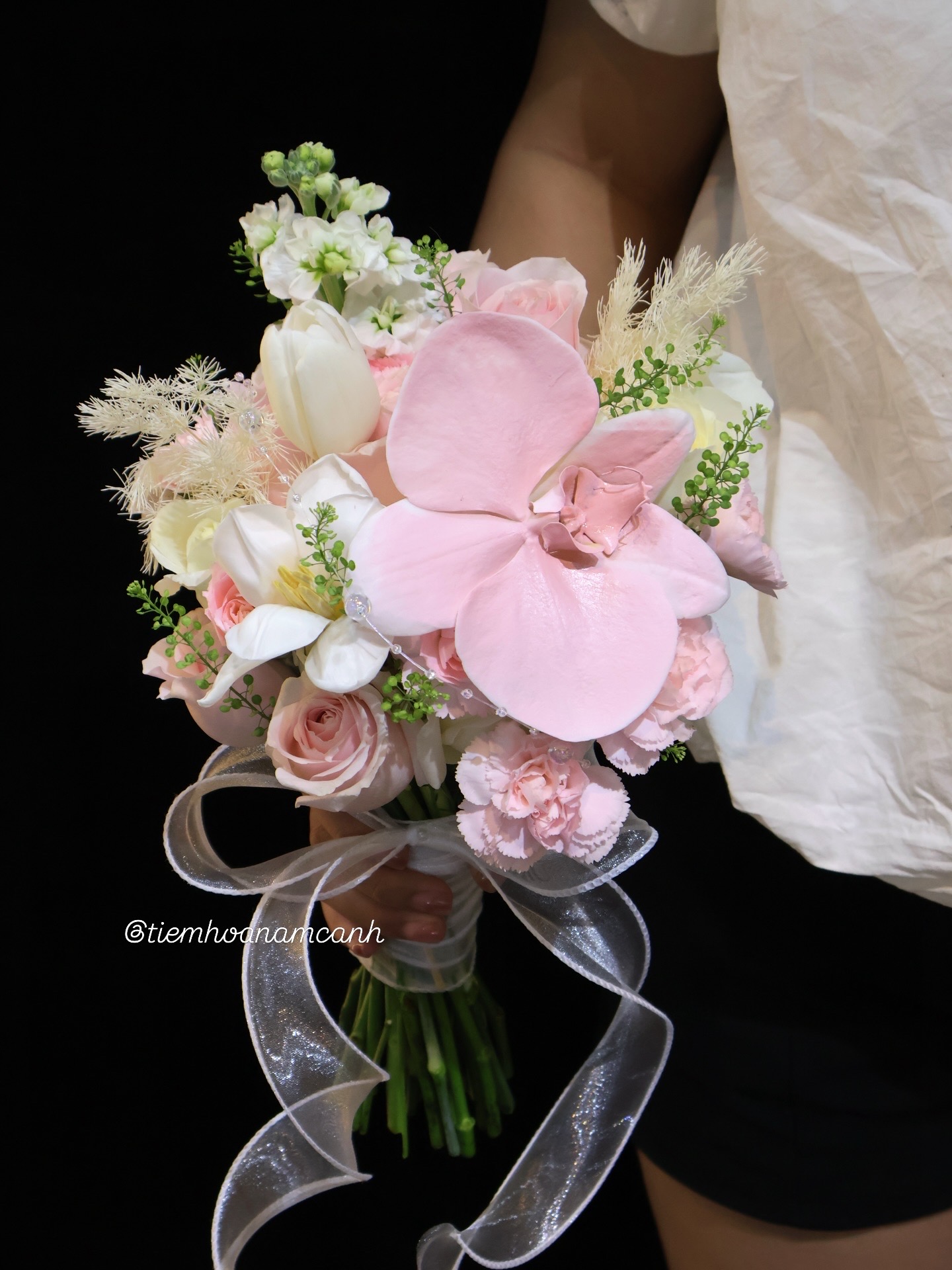 Hoa cưới hoa hồng mix lan kèm tulip tông trắng hồng