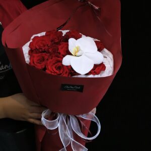 Alternative view of Bó hoa hồng đỏ mix lan trắng