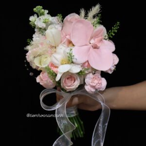Alternative view of Hoa cưới hoa hồng mix lan kèm tulip tông trắng hồng