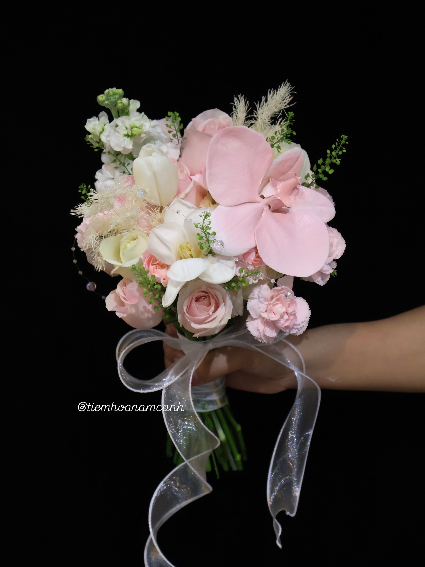 Hoa cưới hoa hồng mix lan kèm tulip tông trắng hồng - Ảnh 2