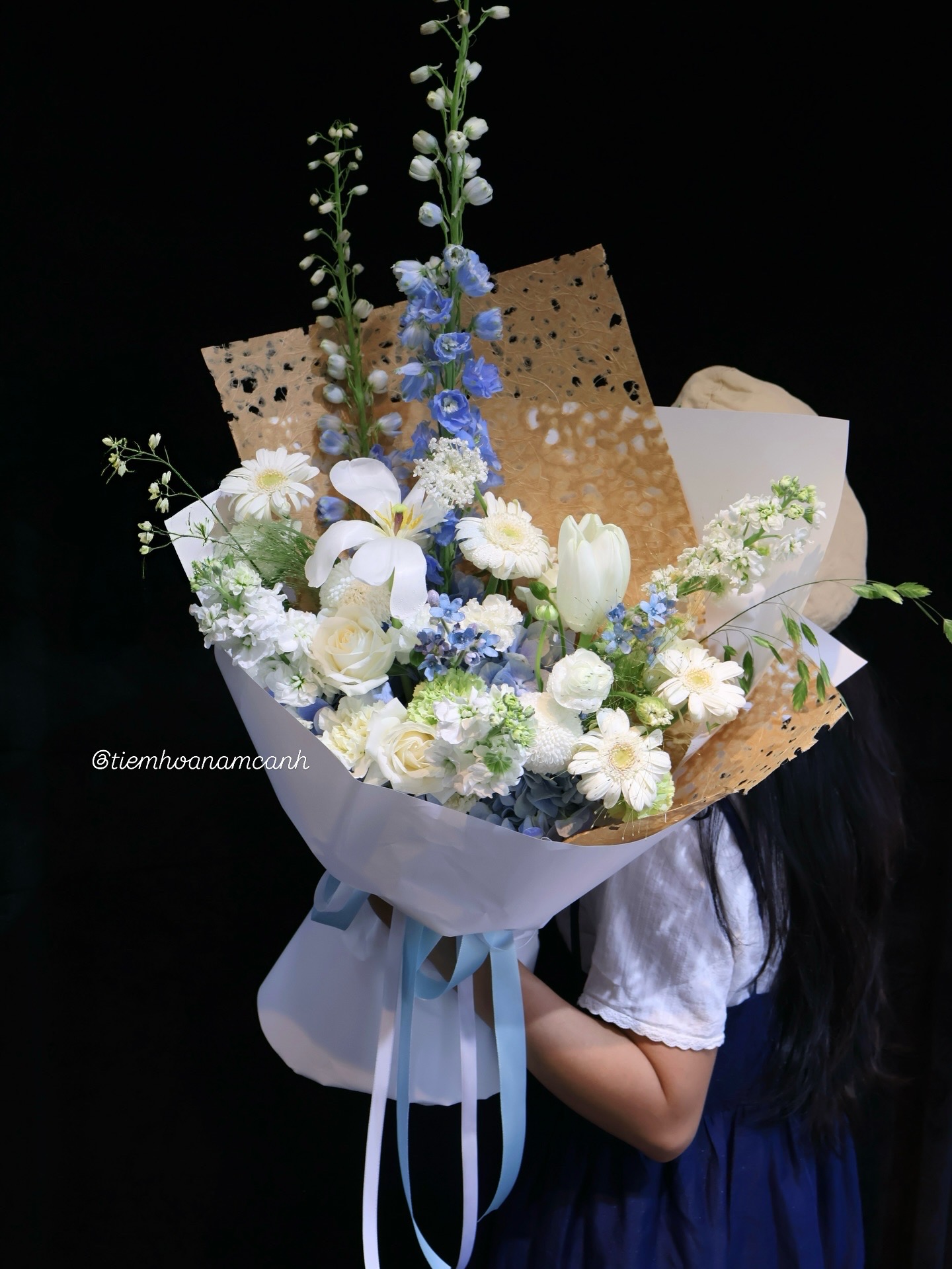 Bó hoa cẩm tú cầu mix delphin tông xanh dương trắng