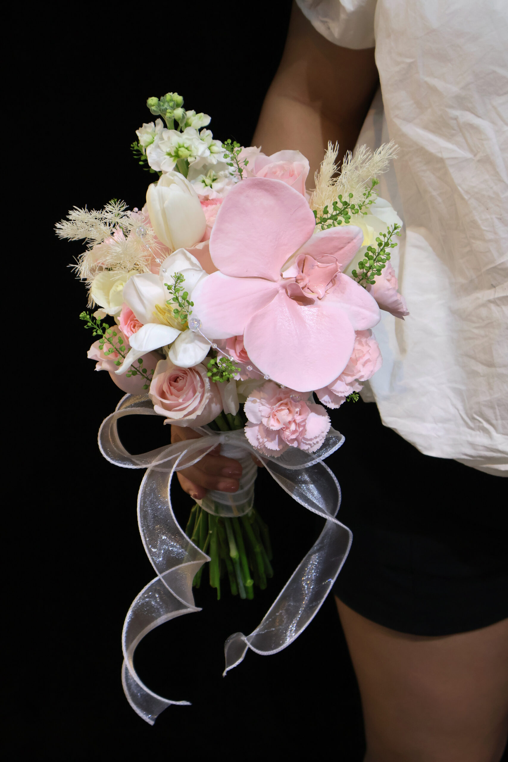 Hoa cưới hoa hồng mix lan kèm tulip tông trắng hồng - Ảnh 3