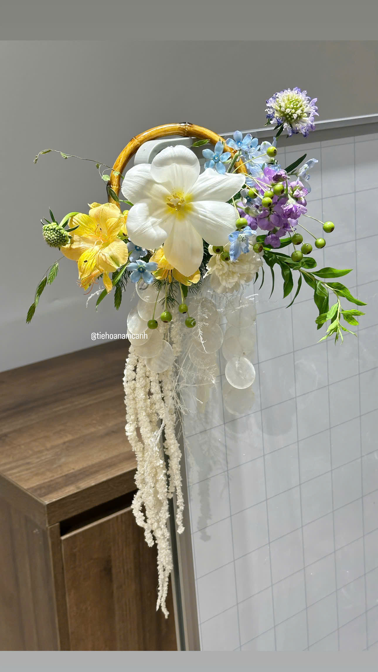 Vòng hoa cưới cầm tay cô dâu - Ảnh 2