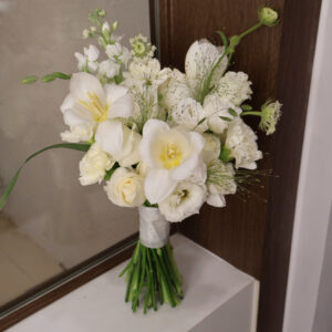 Alternative view of Hoa cưới tulip mix lan tường, hoa hồng trắng, thúy châu và phi yến