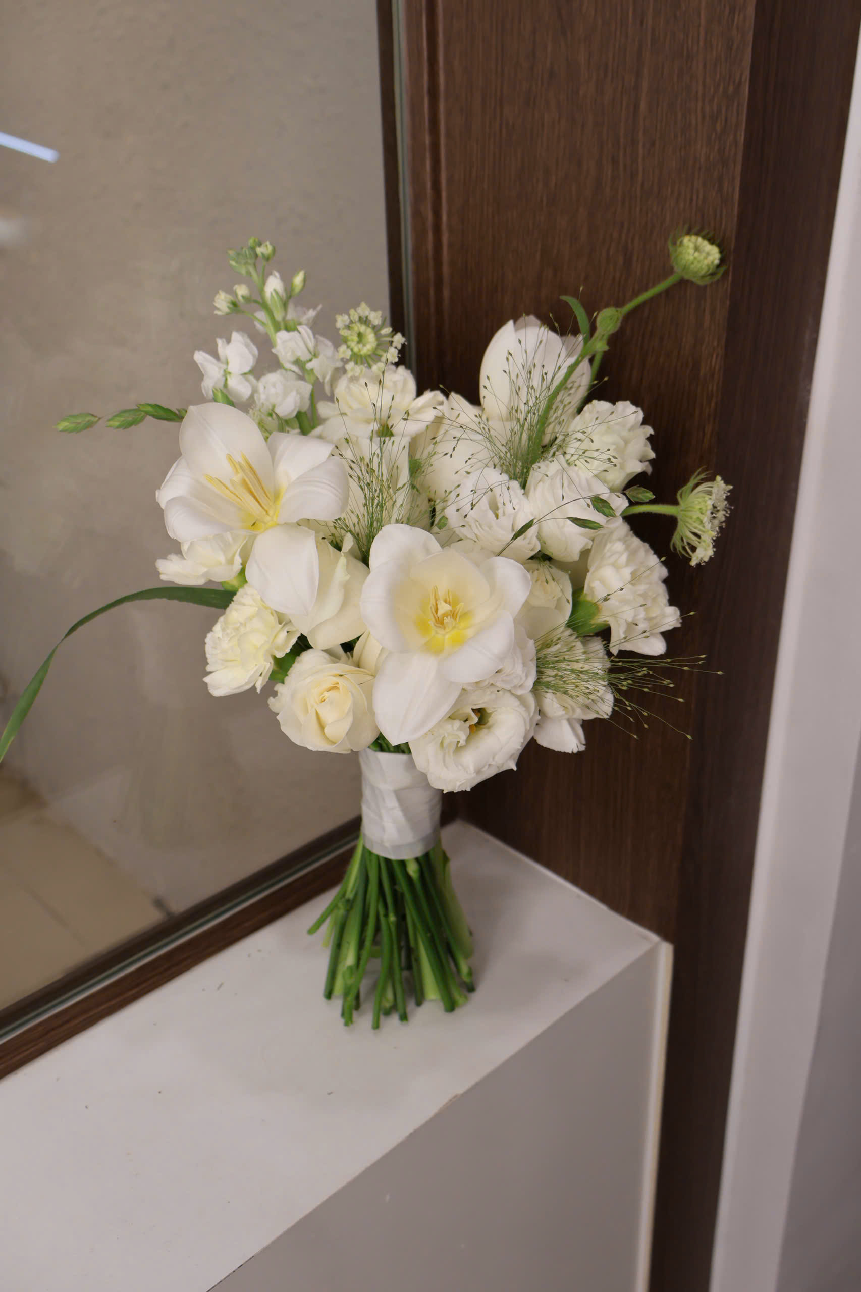 Hoa cưới tulip mix lan tường, hoa hồng trắng, thúy châu và phi yến - Ảnh 2