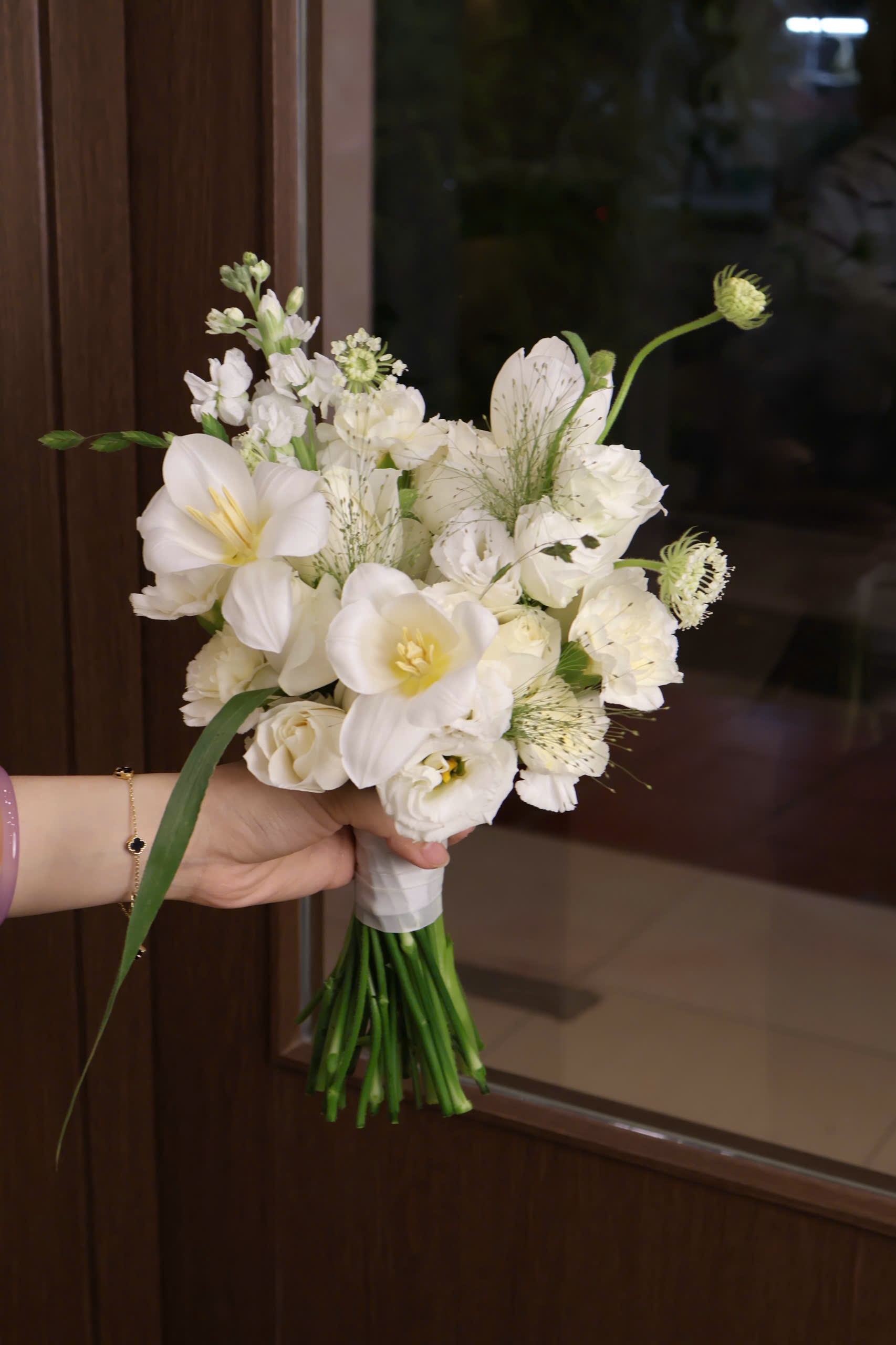 Hoa cưới tulip mix lan tường, hoa hồng trắng, thúy châu và phi yến - Ảnh 4