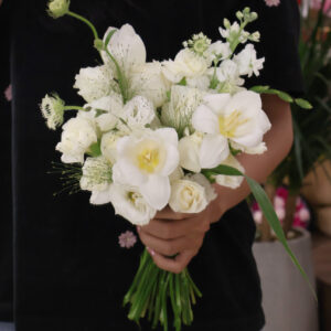 Hoa cưới tulip mix lan tường, hoa hồng trắng, thúy châu và phi yến