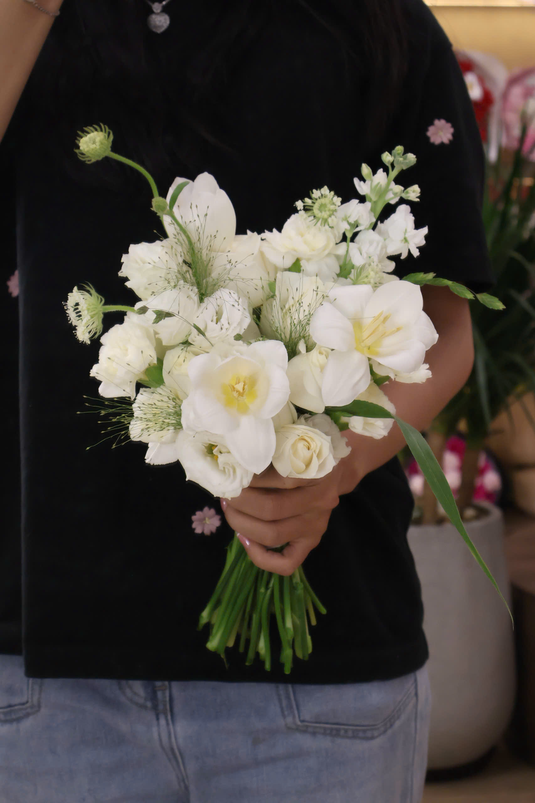 Hoa cưới tulip mix lan tường, hoa hồng trắng, thúy châu và phi yến
