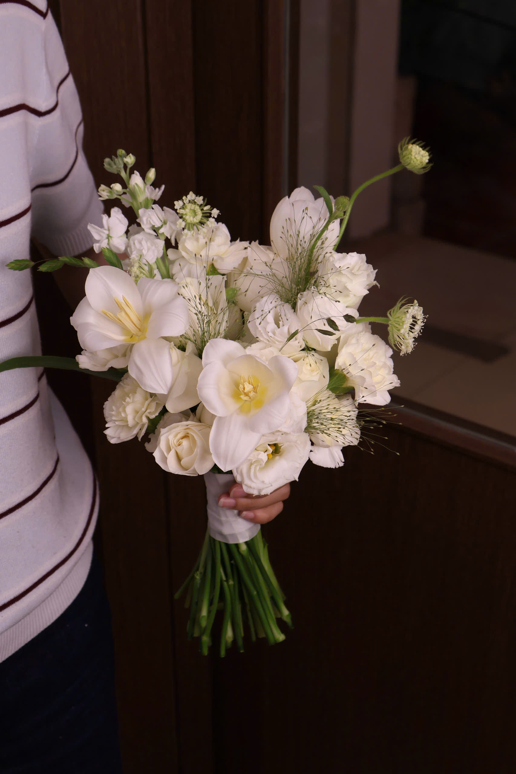 Hoa cưới tulip mix lan tường, hoa hồng trắng, thúy châu và phi yến - Ảnh 3