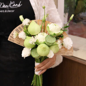 Bó hoa cưới quạt cùng với sen thanh lịch