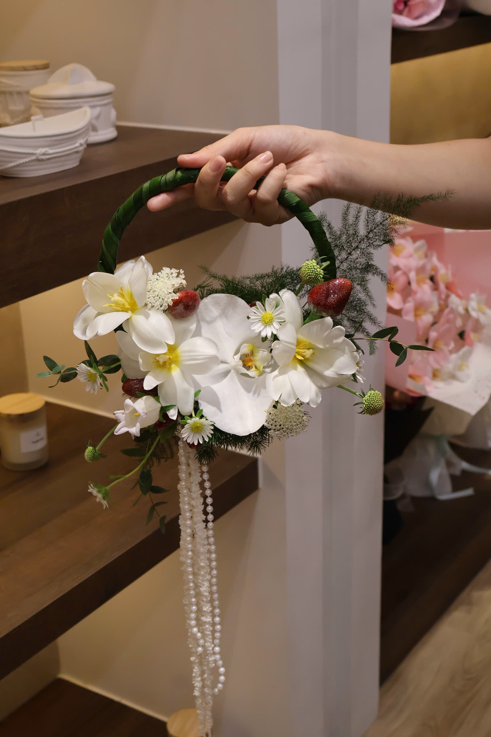 Vòng hoa cưới tulip mix dâu tây ngọt ngào - Ảnh 3