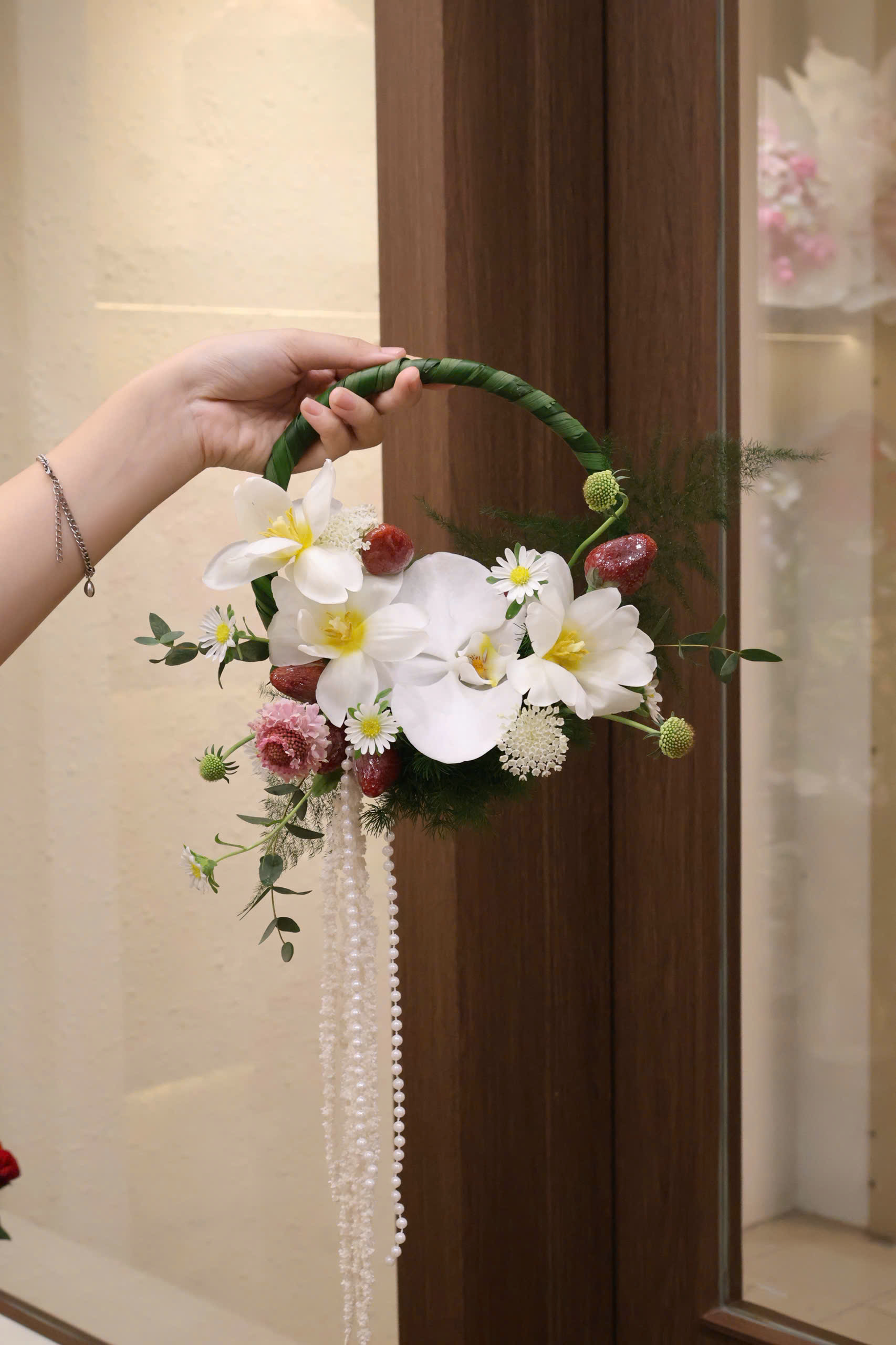 Vòng hoa cưới tulip mix dâu tây ngọt ngào